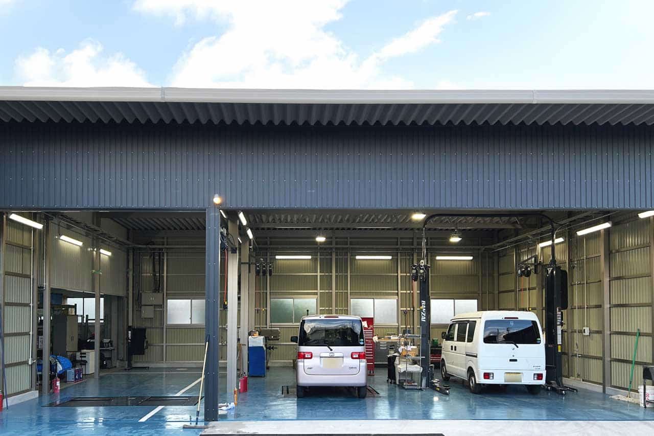 広々として設備が整っている自社の指定工場の様子