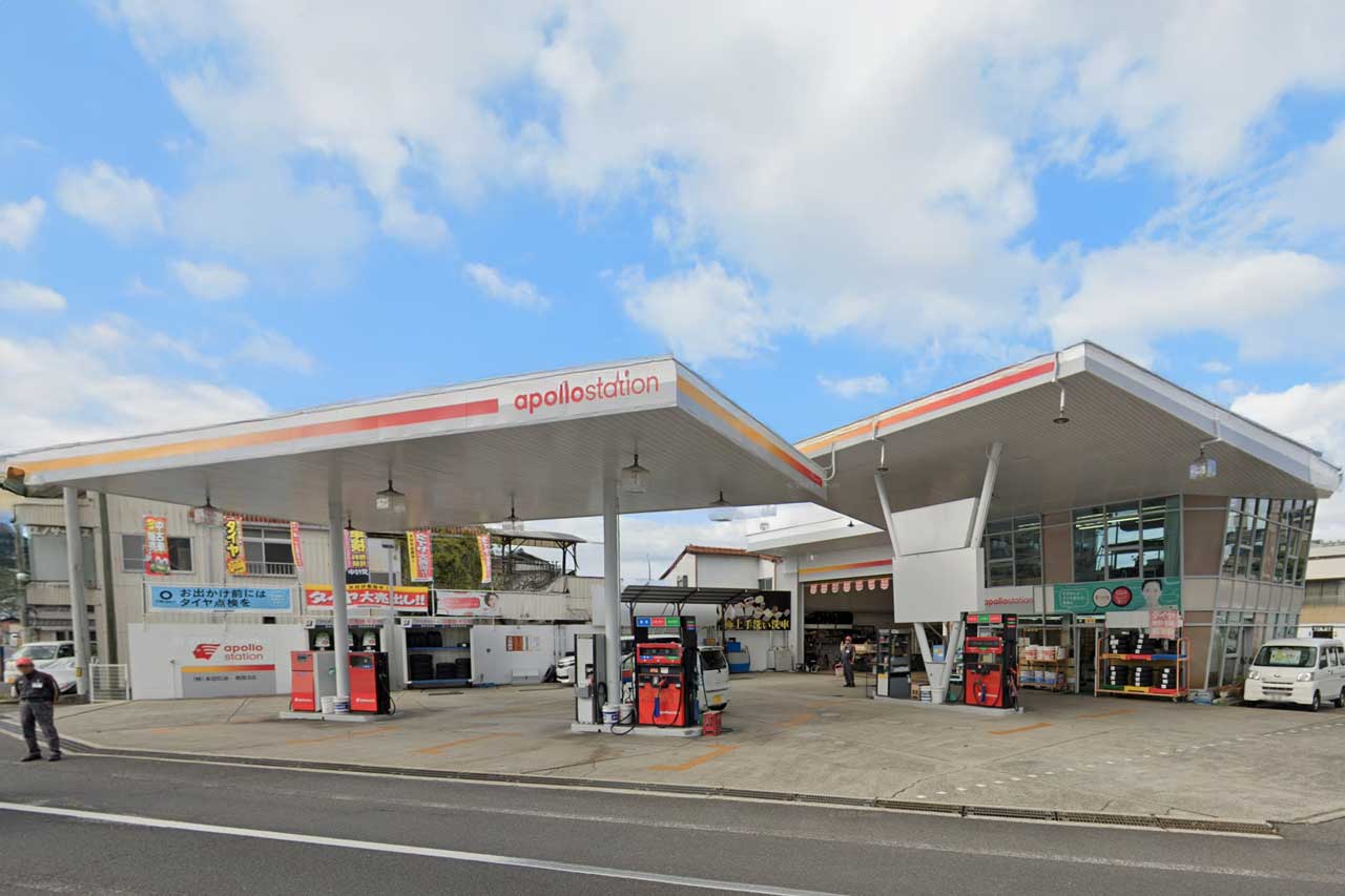 apollostationの看板を掲げた香西SSのガソリンスタンド店舗外観